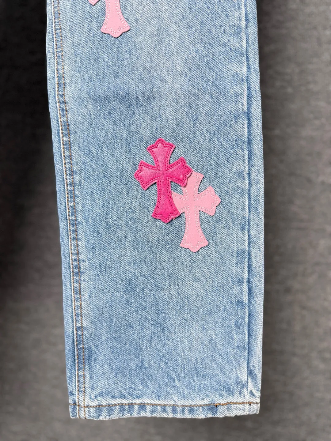 P270 💰 (Top version) Chrome Hearts 25FW CH Blue Pants Pink Leather Cross Bamboo Jeans. It adopts patchwork elements, mostly in the shape of a cross, with glitter on the leather surface. Unique design, simple and elegant details, exquisite workmanship, neat lines of the entire trousers, and perfect details! It’s so cool. It’s a genderless trend that both men and women can easily control. Look for the correct version. Color: blue pants and pink leather. Size: 28-30-32-34-36 (corresponds to S-M-L-XL-XXL)